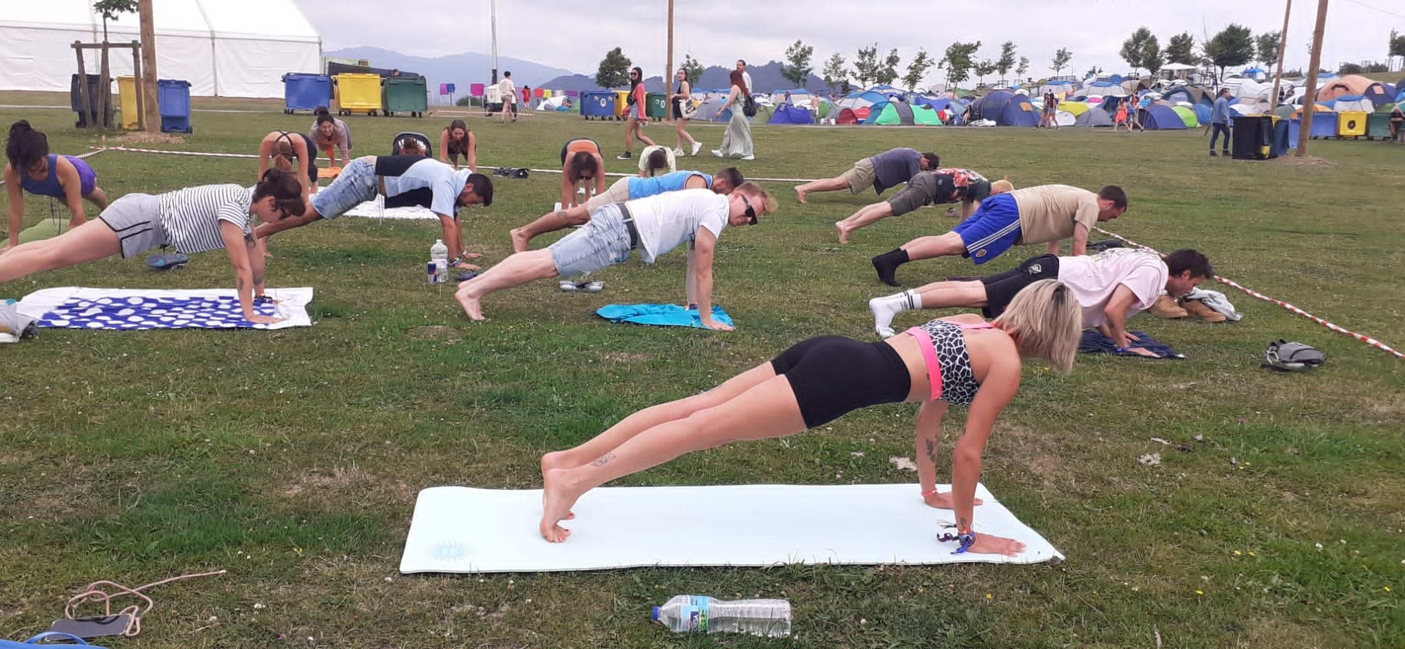 Fotos: Lorena, la profesora bilbaína que da clases de yoga a los festivaleros del camping