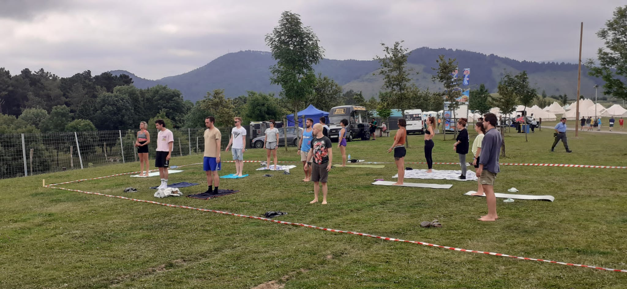 Fotos: Lorena, la profesora bilbaína que da clases de yoga a los festivaleros del camping