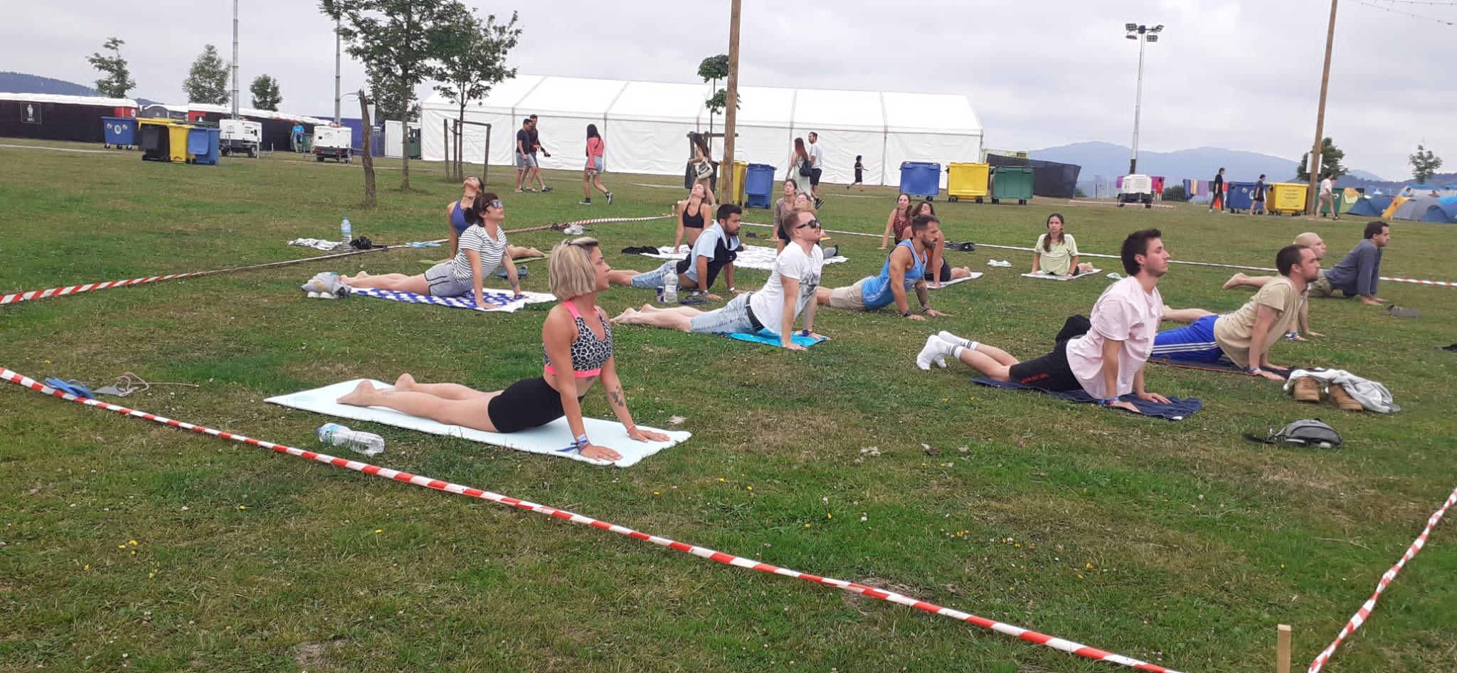 Fotos: Lorena, la profesora bilbaína que da clases de yoga a los festivaleros del camping