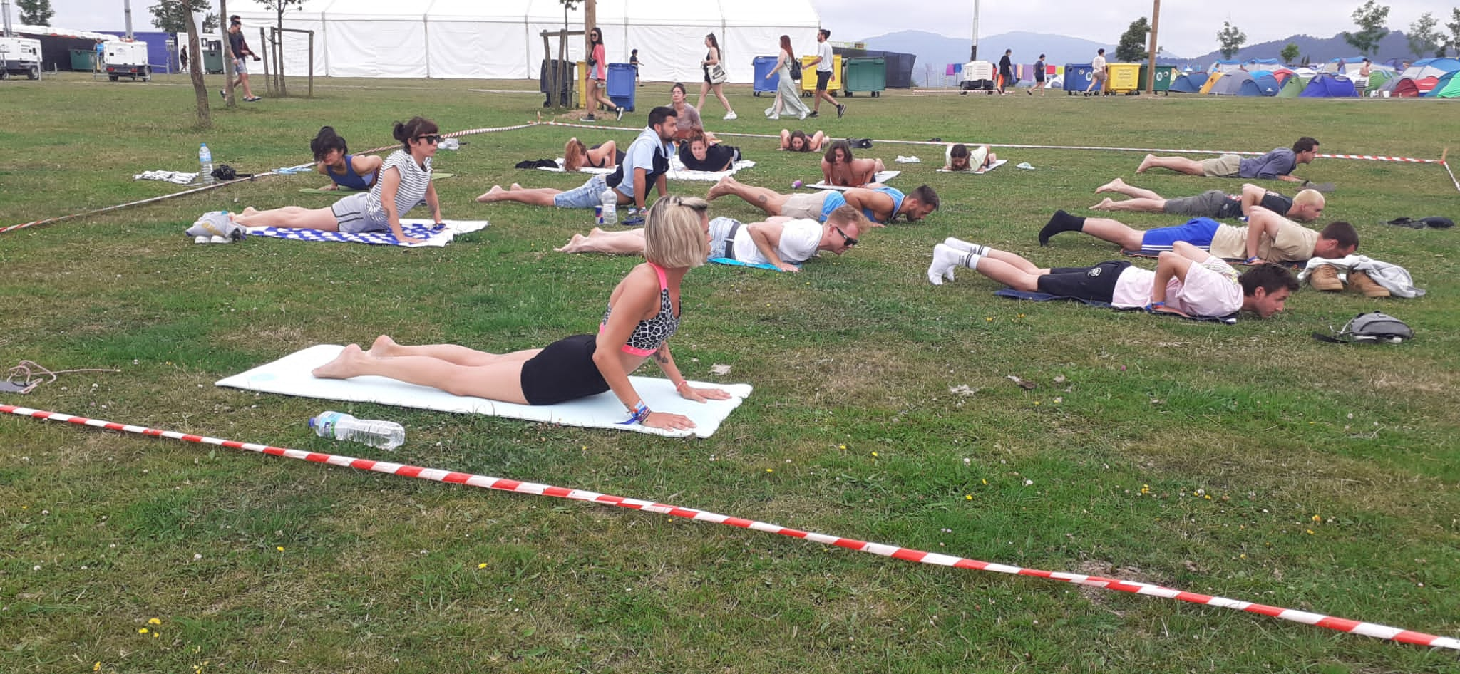 Fotos: Lorena, la profesora bilbaína que da clases de yoga a los festivaleros del camping