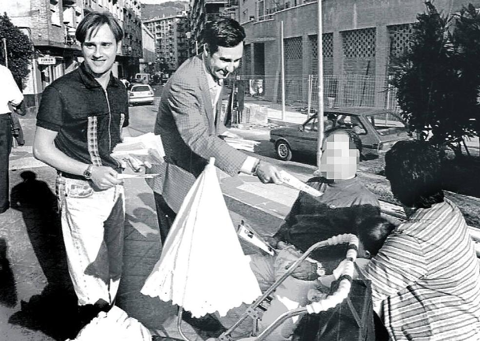 Miguel Ángel Blanco reparte propaganda electoral del PP en Ermua. 