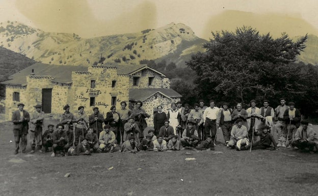 Reunión de los pastores de Gorbeia en el refugio, en 1934. 