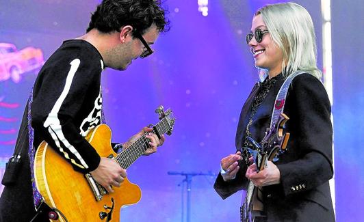 La banda de Phoebe Bridgers actuó vestida de esqueleto. 