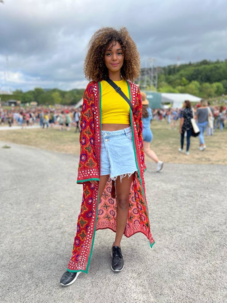 Karina nos trae el espíritu vibrante de su Habana natal a las campas de Kobetamendi, gracias a un look colorista compuesto por una minifalda vaquera, un 'cropped-top' de Zara y un kaftán boradado que compró en el rastro de Madrid, ciudad en la que reside actualmente.