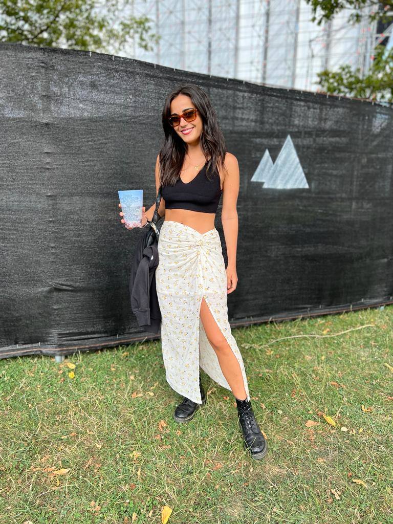 Laura viene de Vigo y debuta como festivalera en el BBK Live con un 'cropped-top' de Oysho, una falda drapeada de Stradivarius y unas botas Dr. Martens.