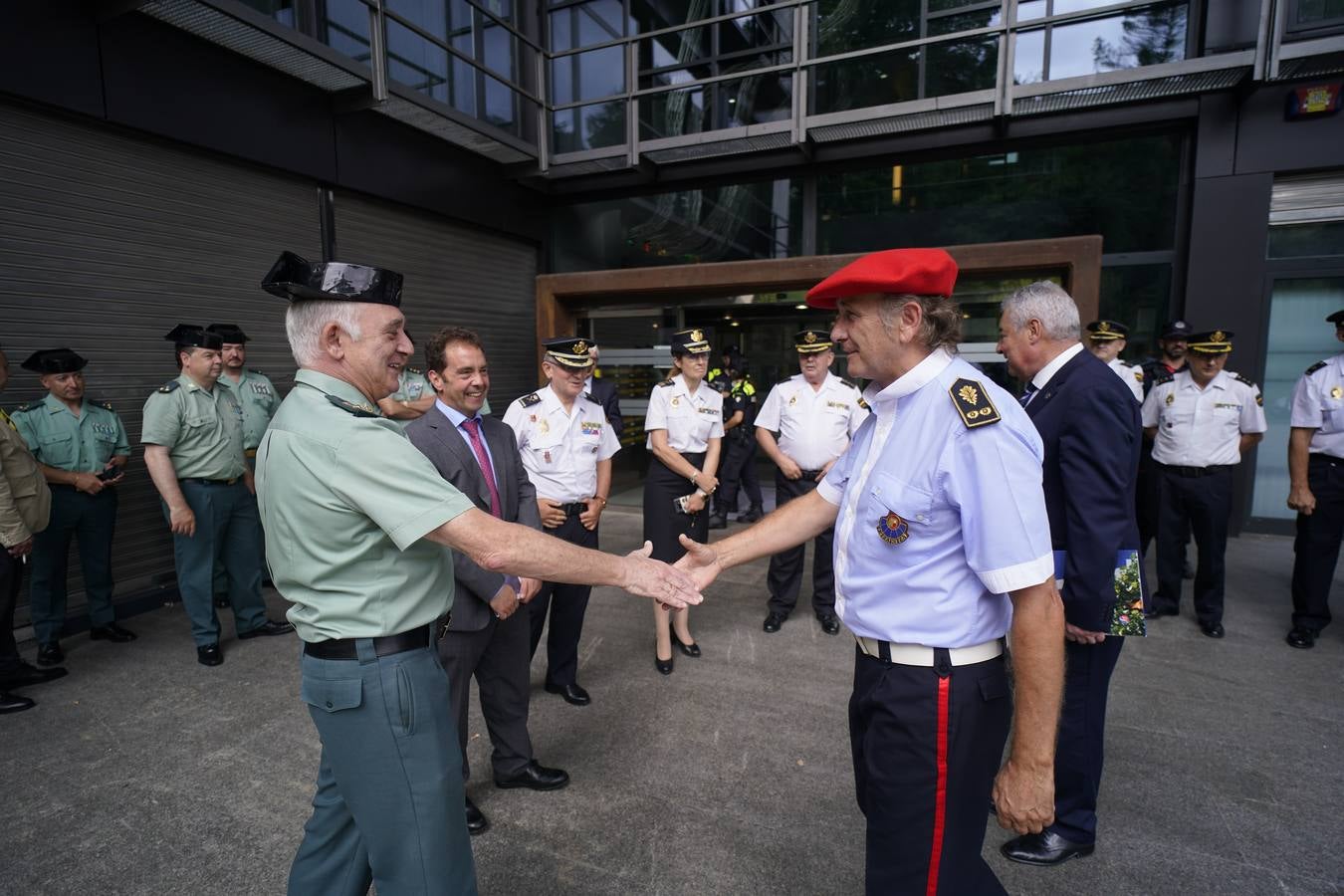 Fotos: Homenaje a los cuerpos y fuerzas de seguridad en Ermua