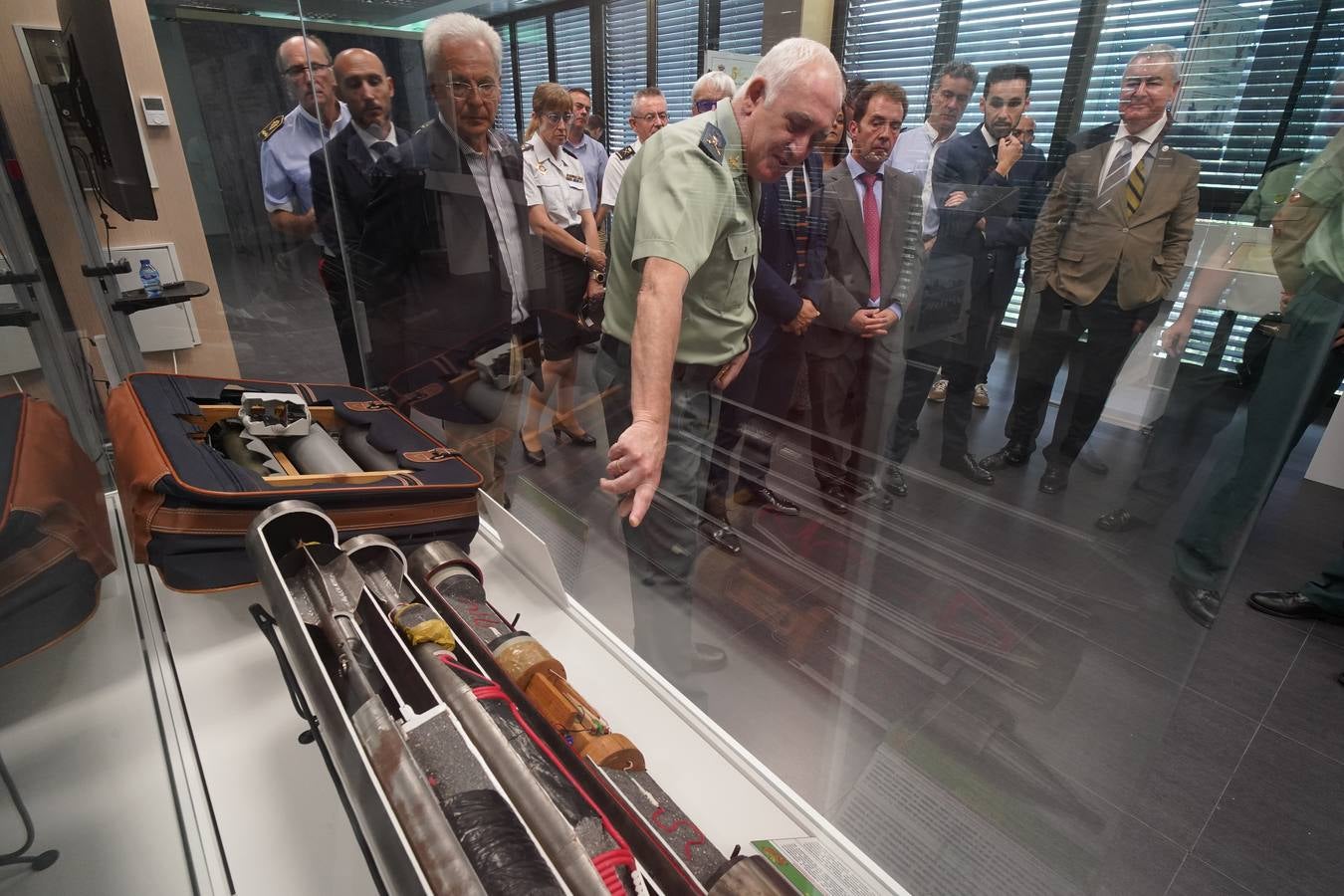 Fotos: Homenaje a los cuerpos y fuerzas de seguridad en Ermua