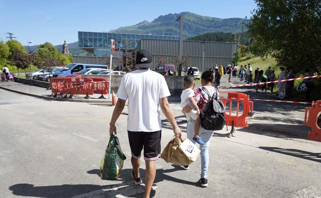 Ciudadanos con pocos recursos en una recogida de ayuda de una ONG de Oñati. 