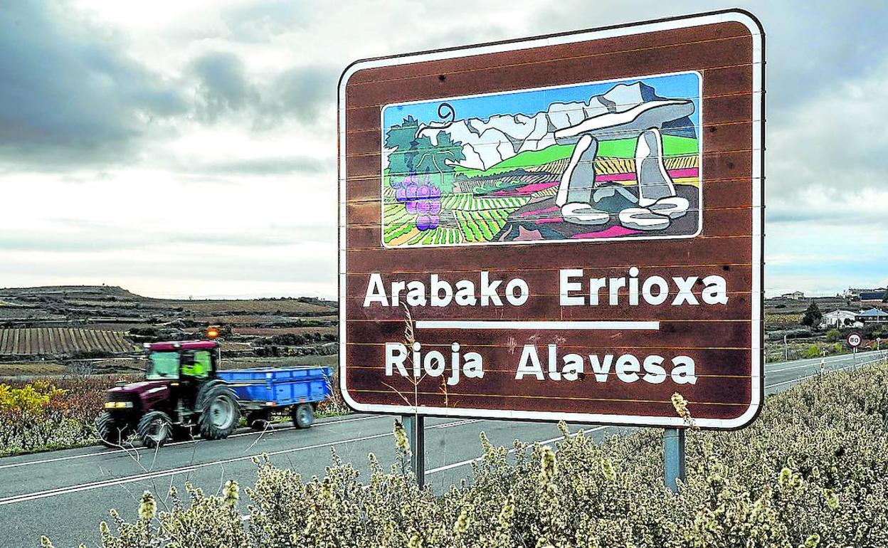 Un remolque pasa junto a la señal de entrada a la cuadrilla de Rioja Alavesa. 