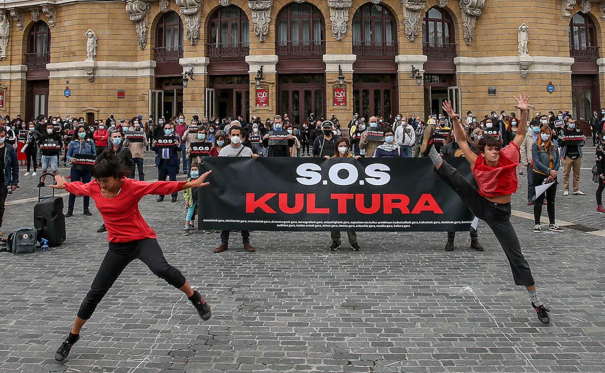 Protesta de SOS Kultura frente al Arriaga en junio de 2020.