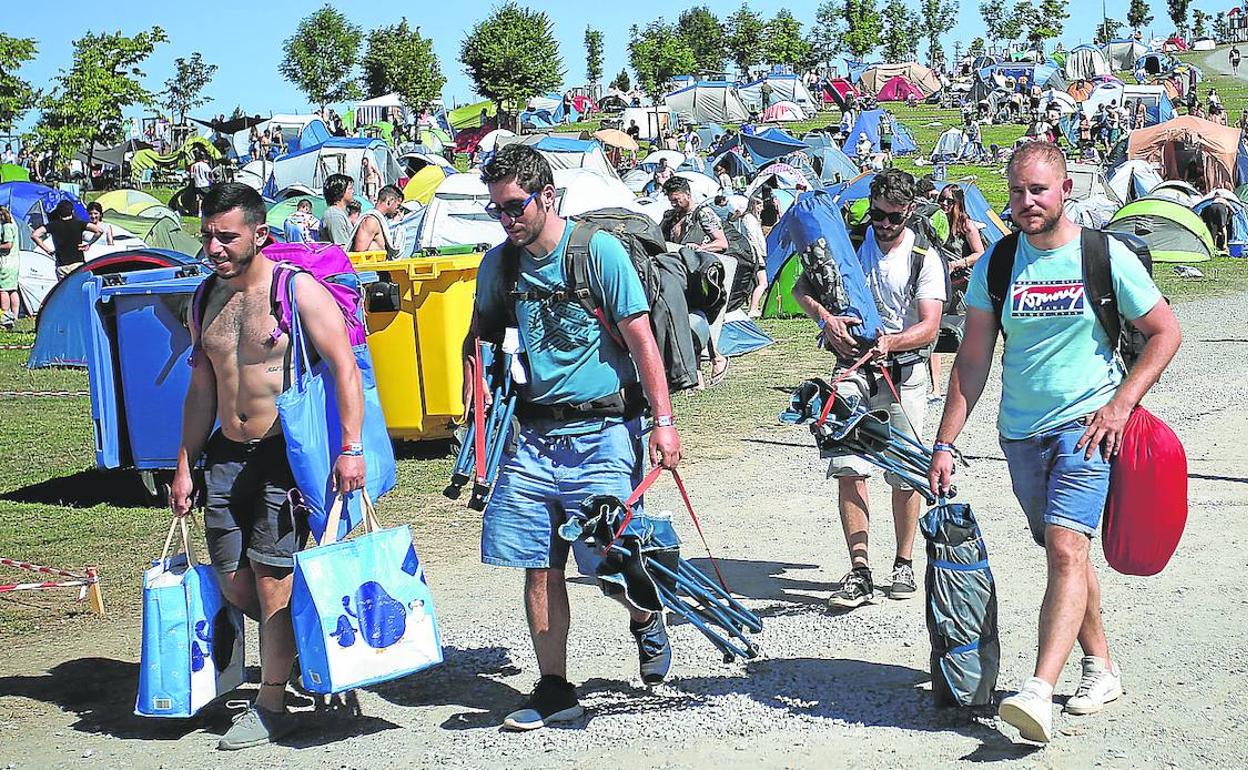 Los campistas del Bilbao BBK Live recogen sus pertenencias este domingo. 