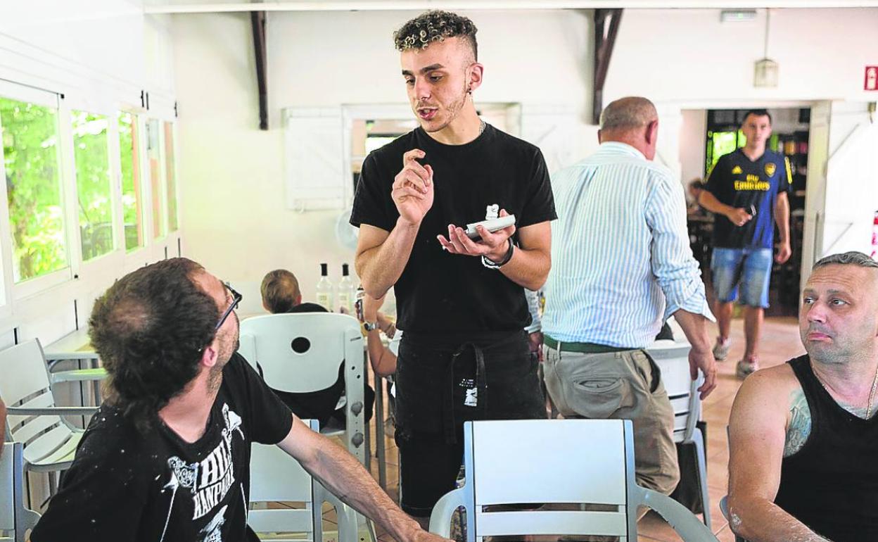 Oussama, con sus papeles en regla, trabaja en un bar de Hondarribia. 