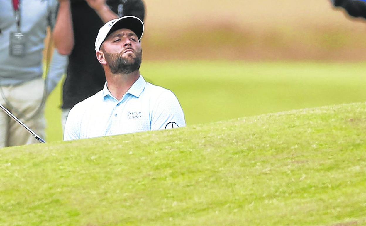 Jon Rahm trata de calcular la distancia hasta la bandera antes de ejecutar el golpe. 