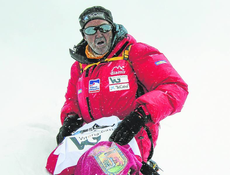 Oiarzabal, en la cumbre del Lhotse en 2010. 