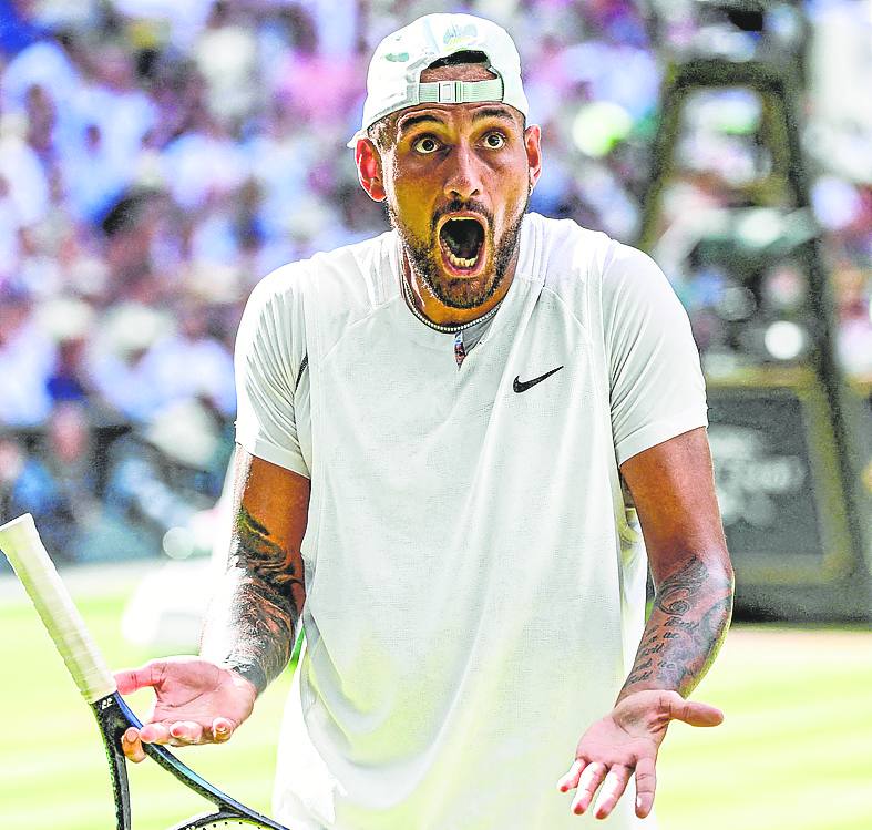 Nick Kyrgios protesta una acción durante el partido. 