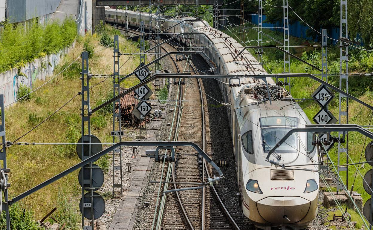Tren Alvia en tránsito por Vitoria.