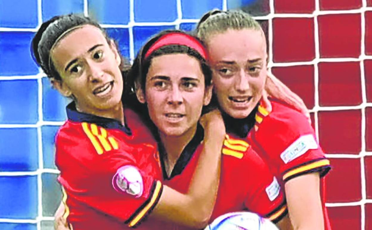 Ane Elexpuru, en el centro, es abrazada por dos de sus compañeras tras anotar el tanto del empate. 