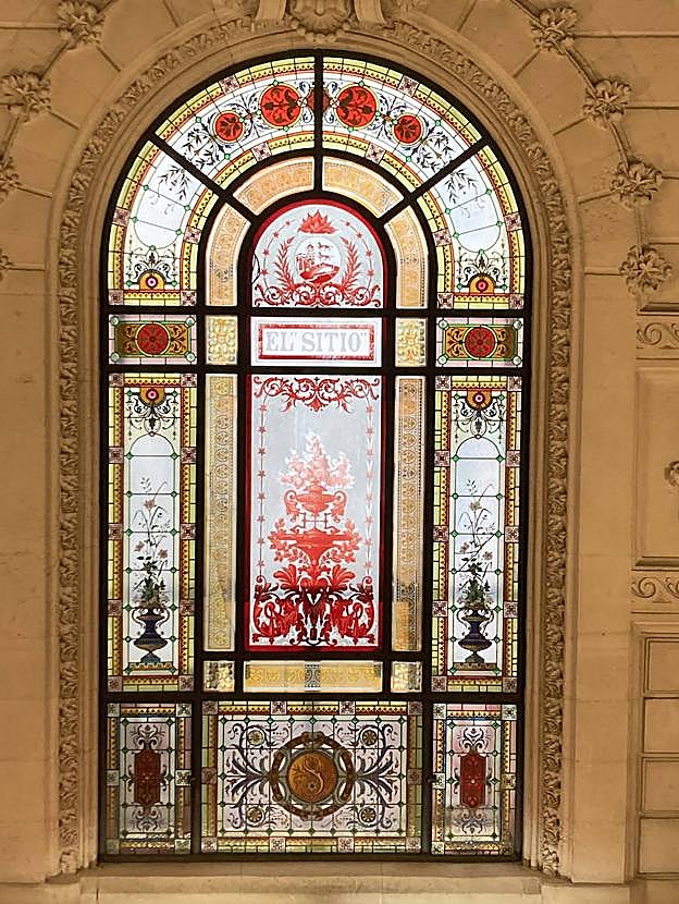 Vidriera hecha en Amberes donde figura emblema y nombre de 'El Sitio'.