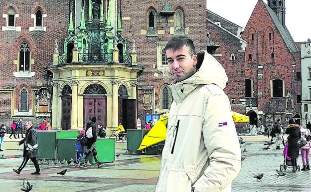 Iker posa en la Plaza del Mercado de Cracovia.