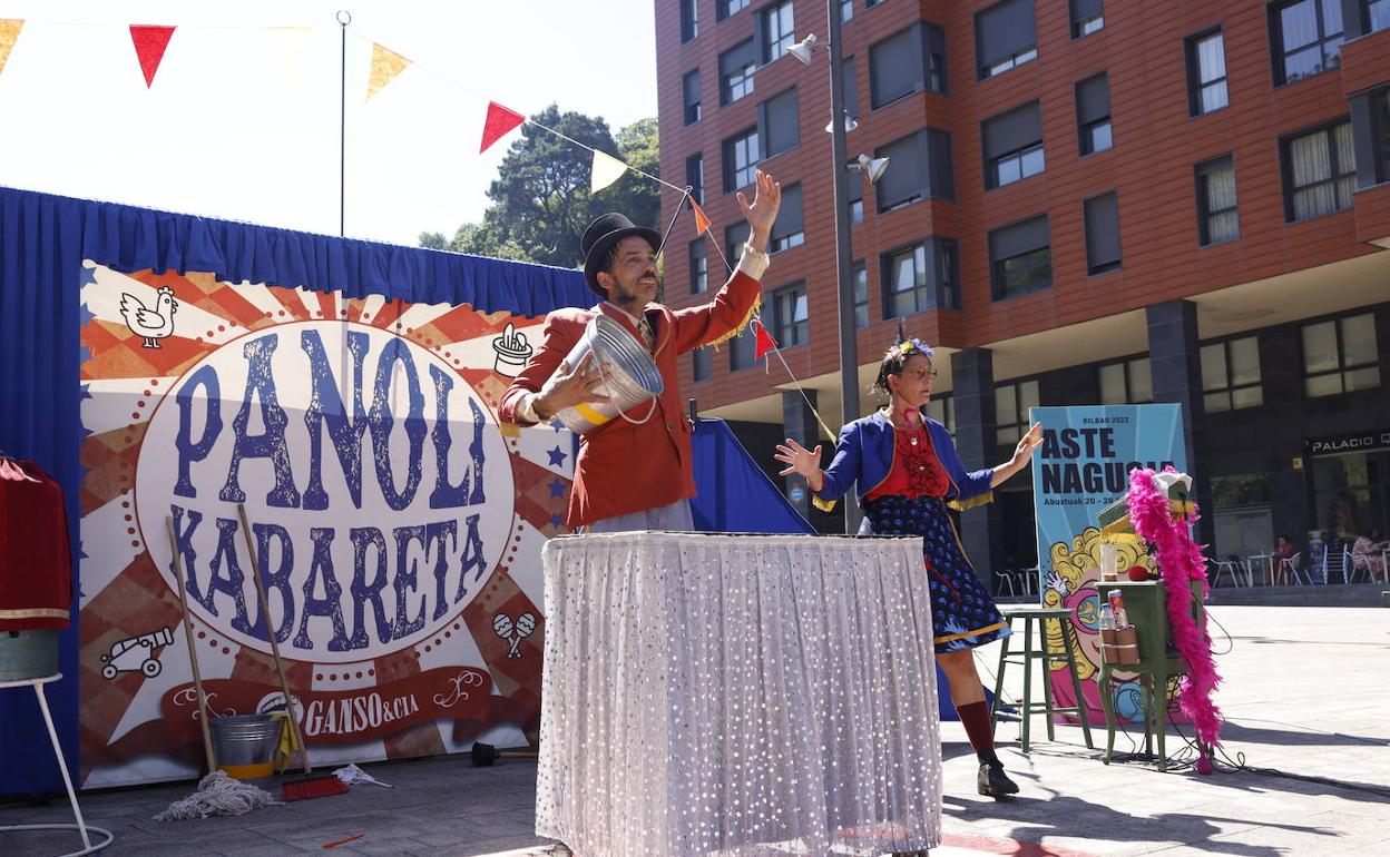 Matías y Amparito, protagonistas de 'Panoli Kabareta', en la presentación del programa.