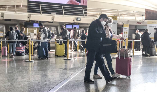 Viajeros haciendo cola para realizar el 'check-in'.