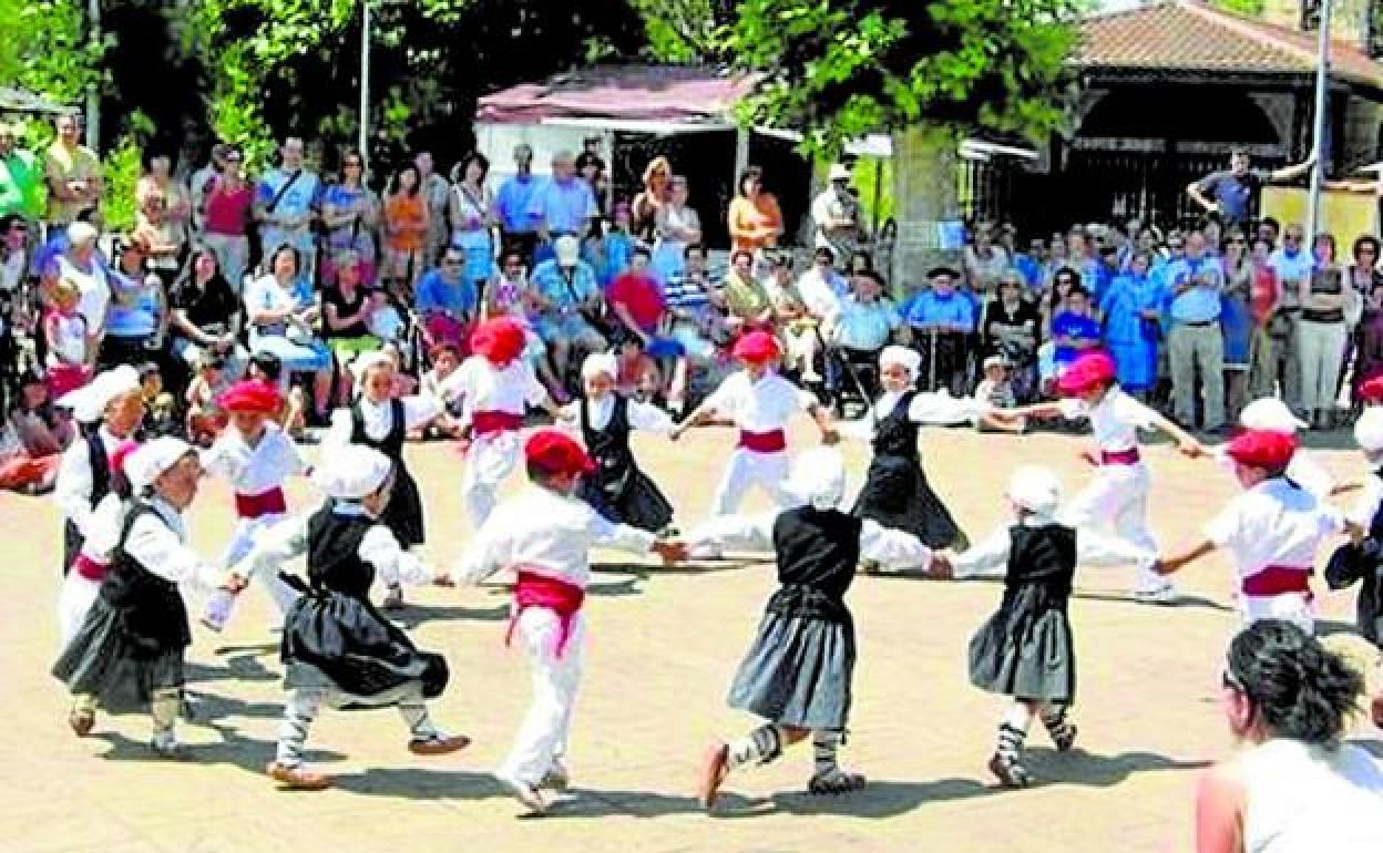 Las danzas vascas serán uno de los atractivos de la programación festiva.