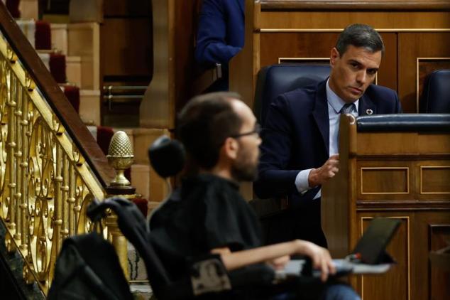 Pablo Echenique interviene desde el foso del Congreso.
