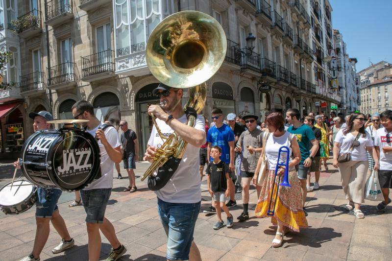 La Iruña Brass Band acompañada por un séquito formado por los músicos de la EIJO y vecinos alaveses. 