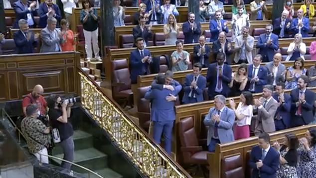 Abrazo entre Pedro Sánchez y Patxi López tras la mención del presidente del Gobierno al final de ETA