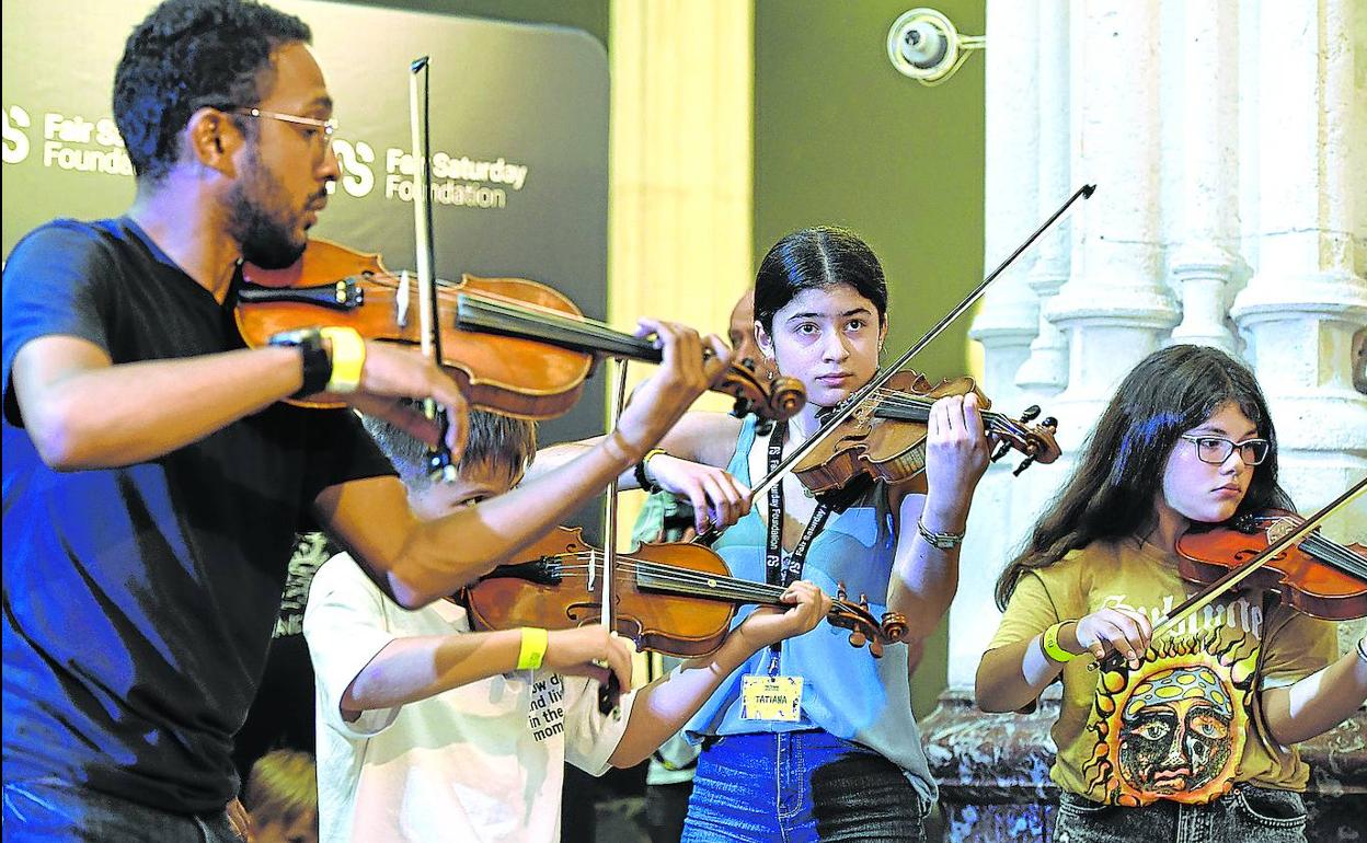 Algunos de los niños que participaron ayer en el Festival Barreras Invisibles, celebrado en el Museo de Reproducciones.