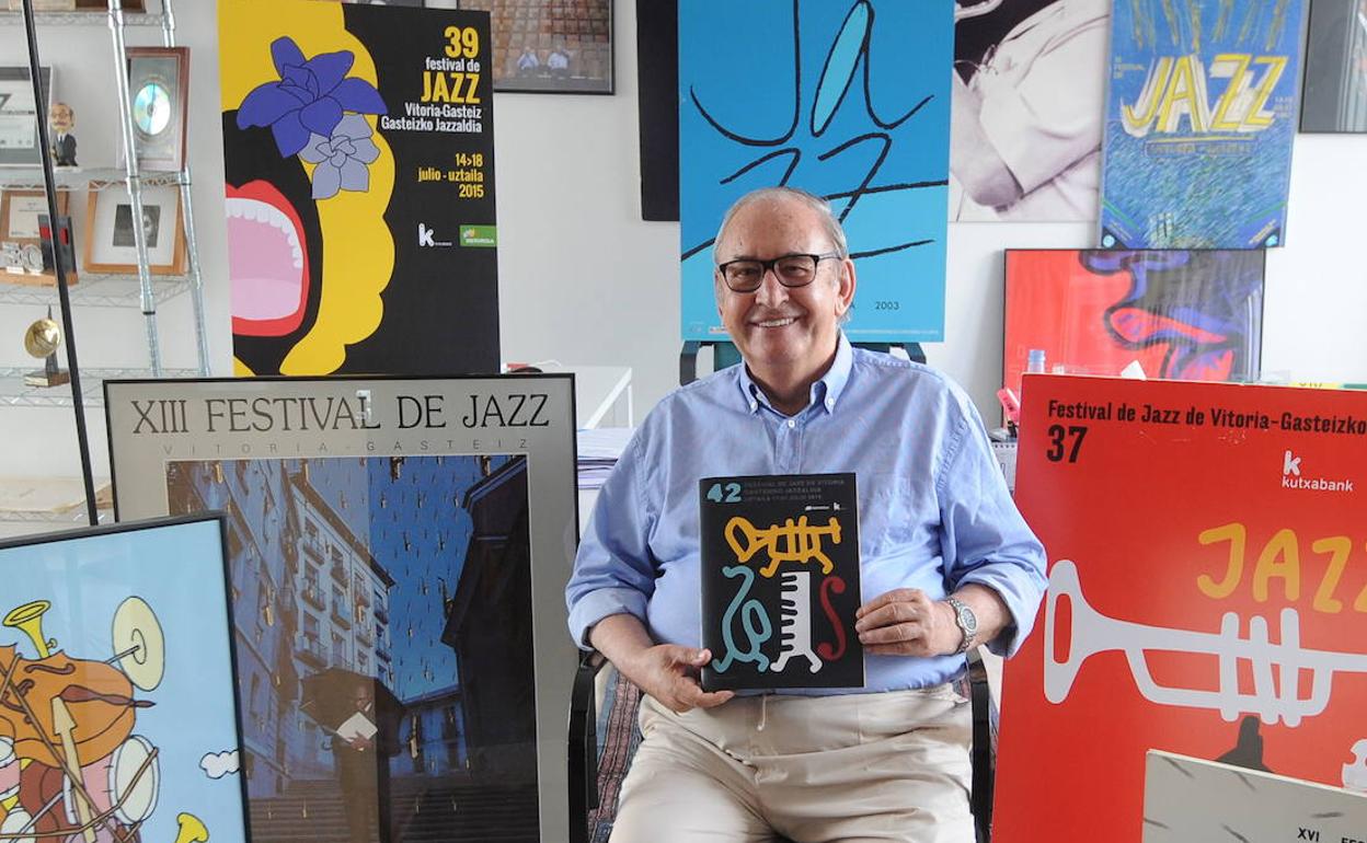 Iñaki Añua, rodeado de carteles del Festival de Jazz de Vitoria.