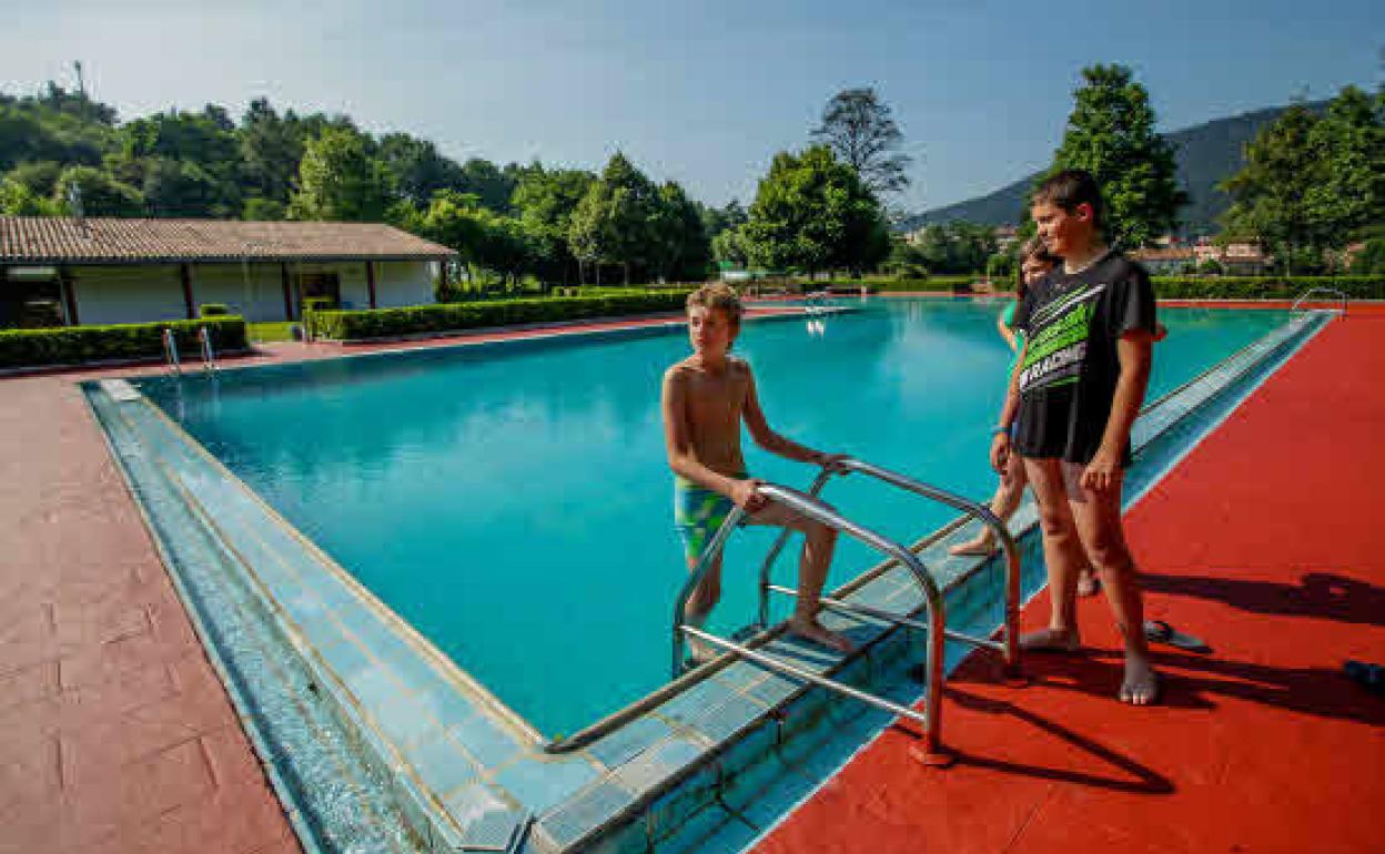 Atxondo denuncia destrozos en las piscinas durante las últimas noches
