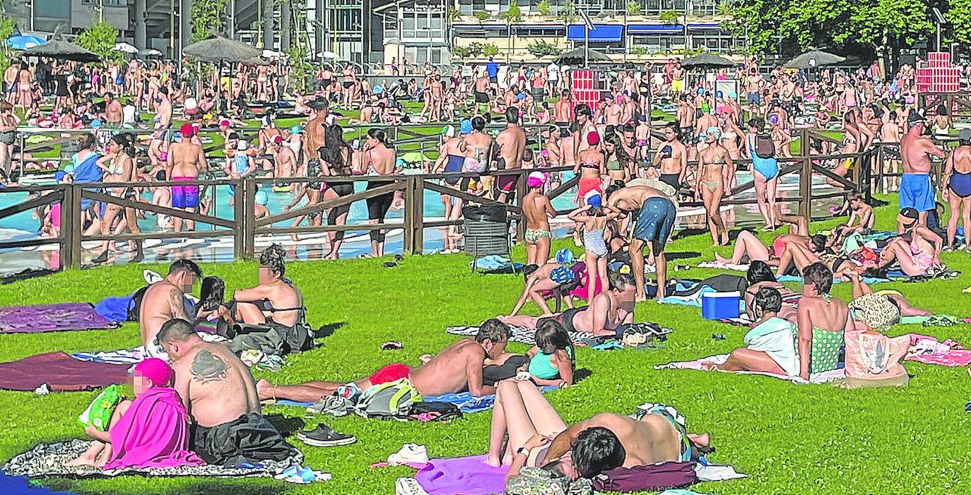 Cientos de personas buscaron alivio en las piscinas de Mendizorroza, donde no cabía un alfiler por la tarde. 