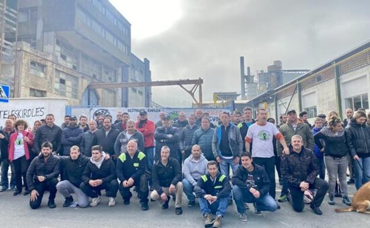 Trabajadores y trabajadoras de Alconza en una concentración frente a la puerta de la empresa de Berango. 