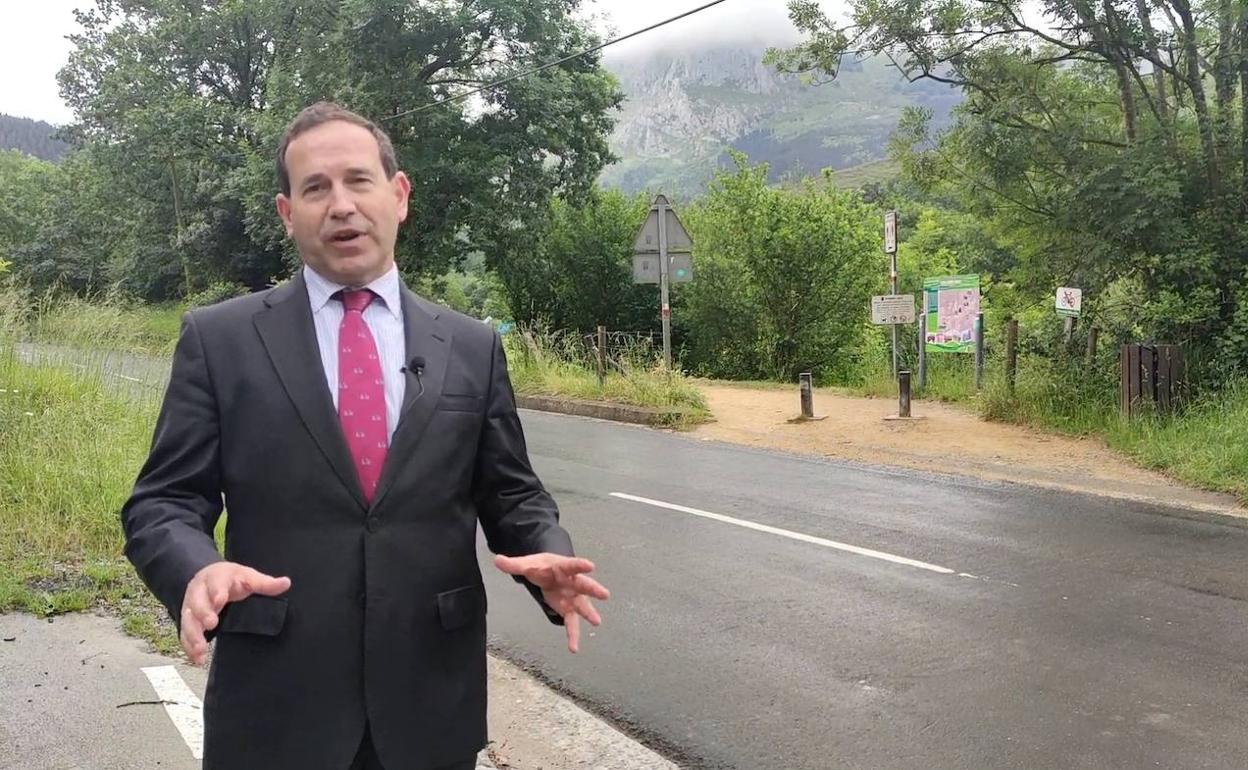Andrade muestra el lugar donde solicita un puente peatonal. 