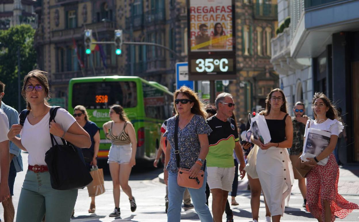 Bizkaia lastrará el crecimiento de la población en Euskadi que aumentará solo por la inmigración