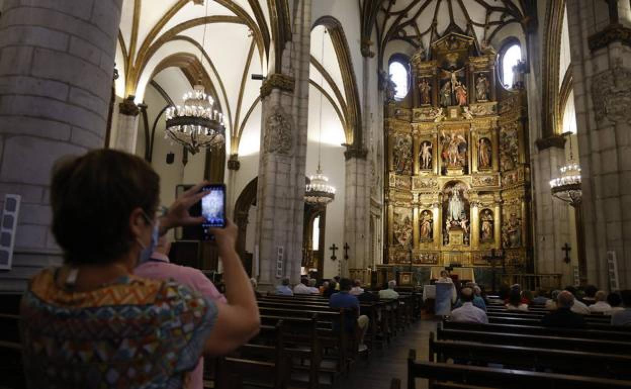 El retablo de la iglesia de San Miguel ya luce su nueva cara | El Correo
