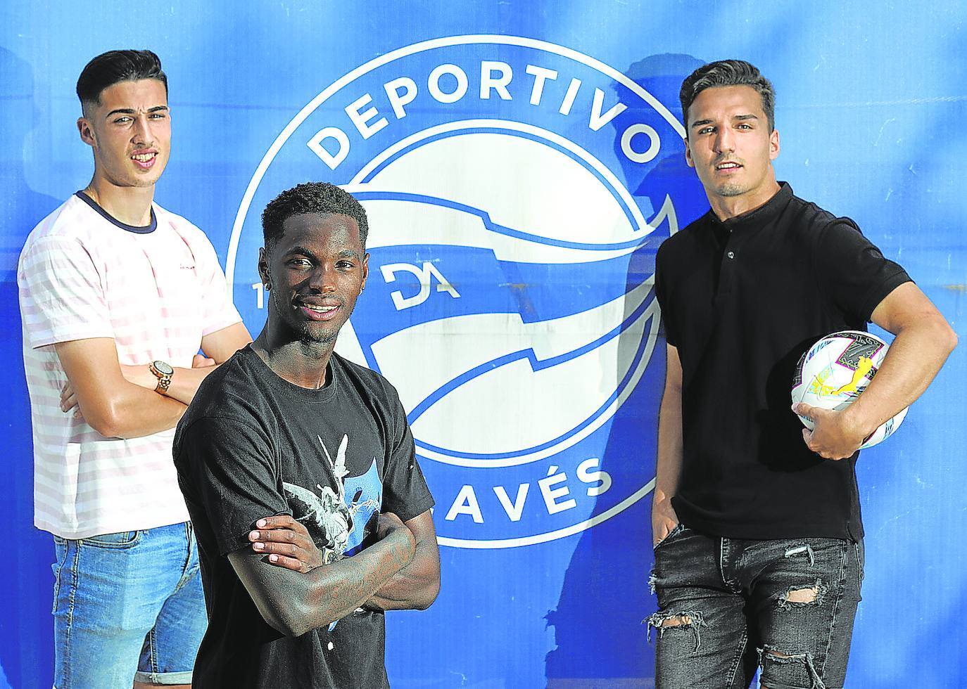 De izquierda a derecha, Unai Ropero, Álex Balboa e Imanol Baz, posan en la ciudad deportiva de Ibaia tras el entrenamiento de ayer. 