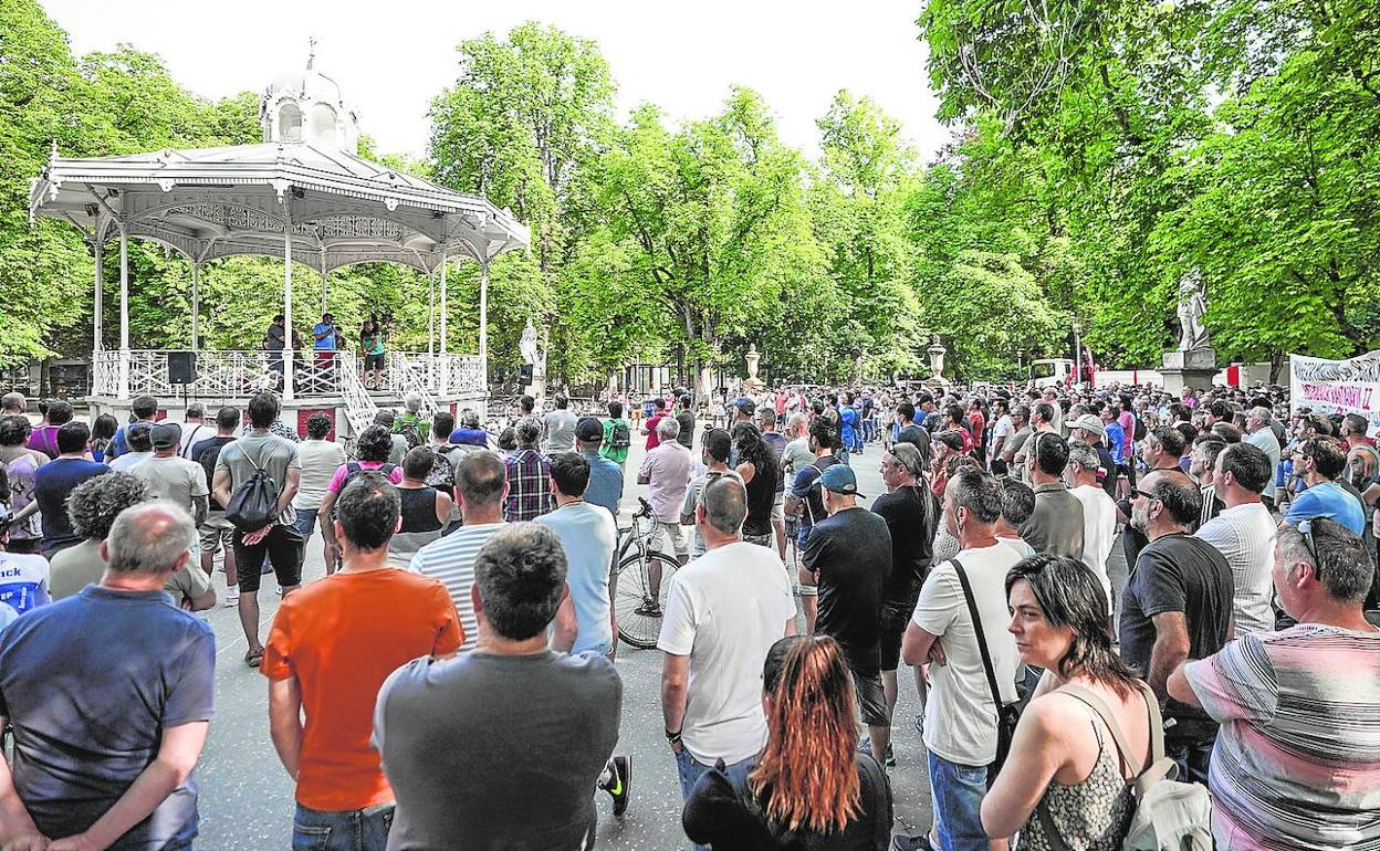 Un momento de la asamblea celebrada ayer en el parque vitoriano de La Florida. 