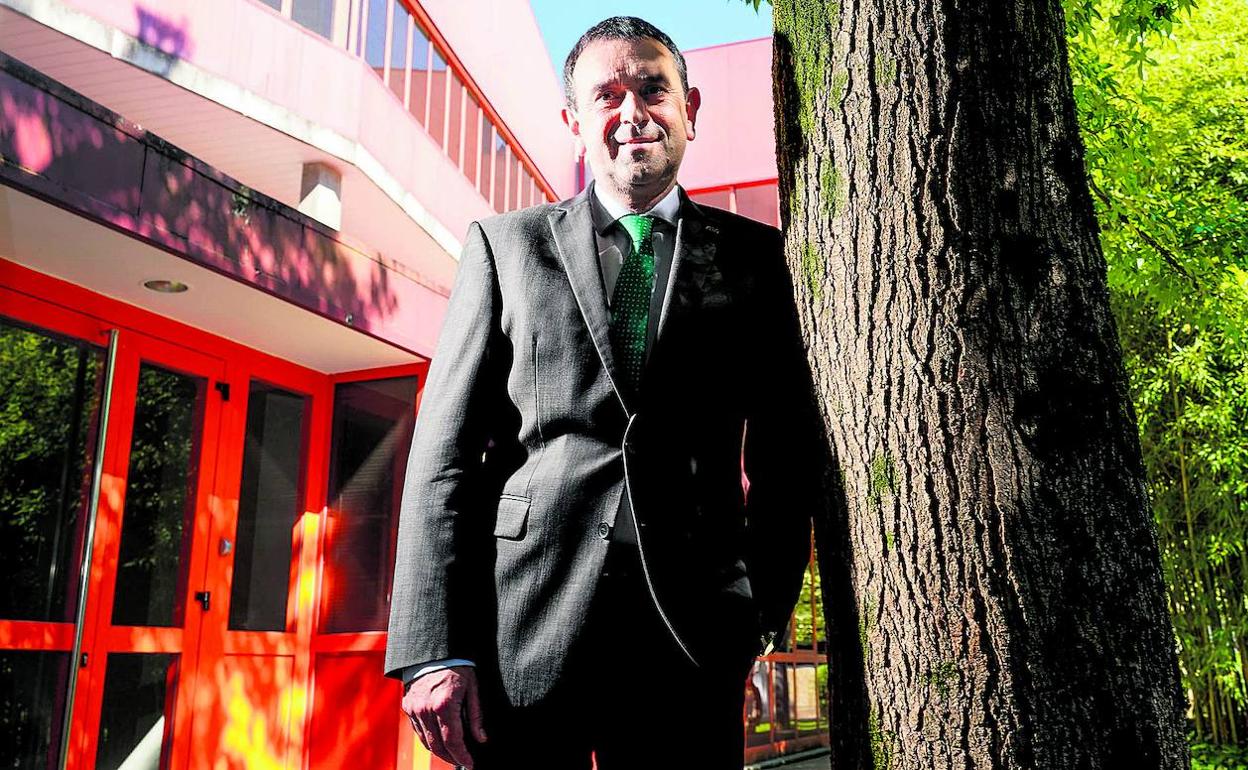 «Ser rector requiere dedicación, pero es una experiencia personal muy enriquecedora», señala Atxa, que asumió el cargo en 2015. 
