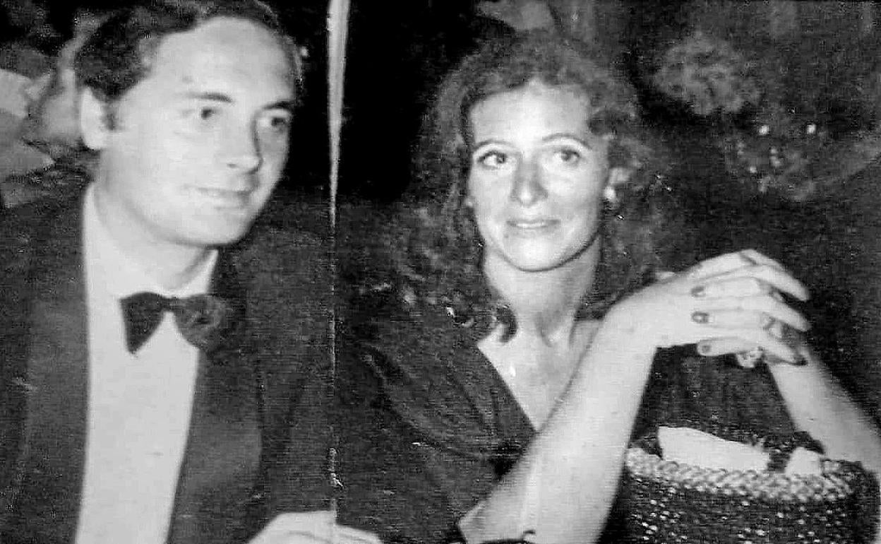 Alberto López Jaureguizar, junto a su esposa, Victoria Eugenia Vidaur, en una celebración familiar. 