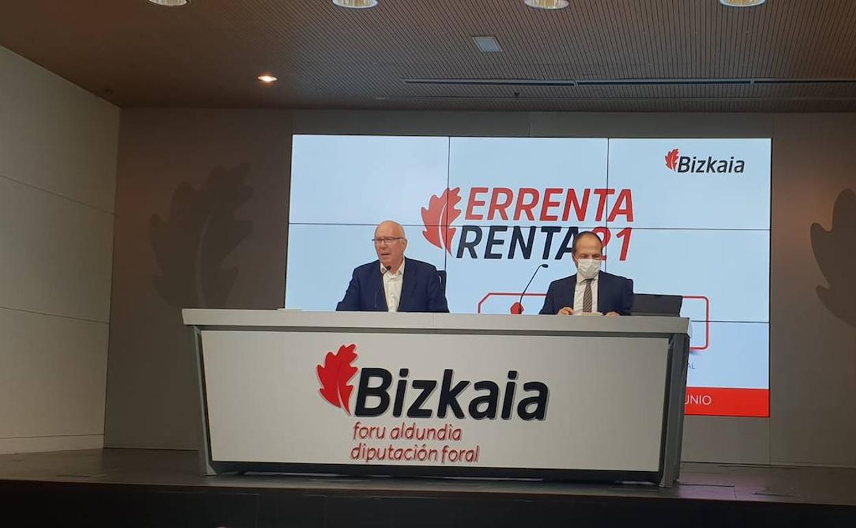 El diputado de Hacienda, José María Iruarrizaga, a la izquierda, junto al director del área, Iñaki Alonso, en la rueda de prensa de hoy. 