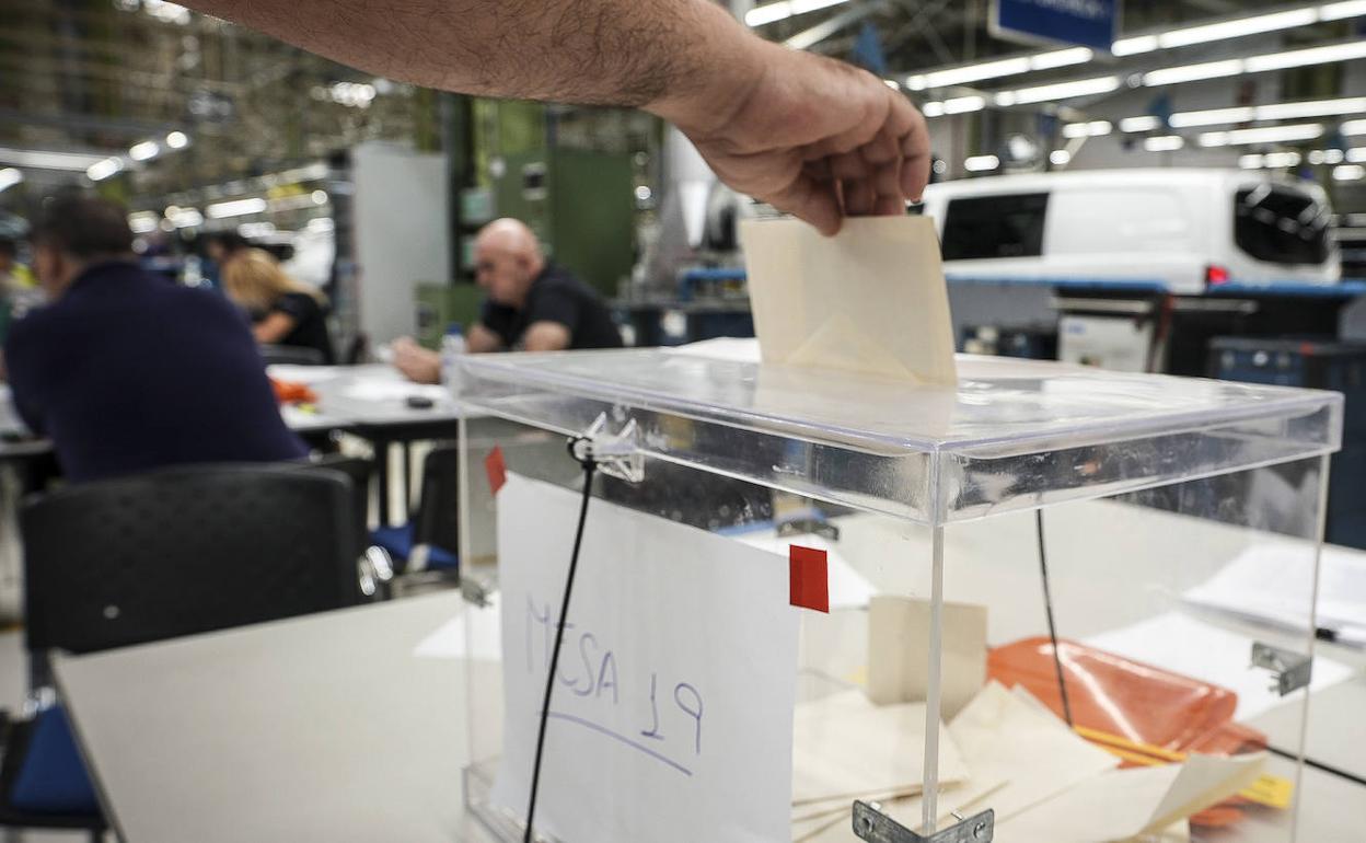 Un trabajador deposita su voto en una urna en la consulta celebrada este lunes en la fábrica de Mercedes-Benz en Vitoria.