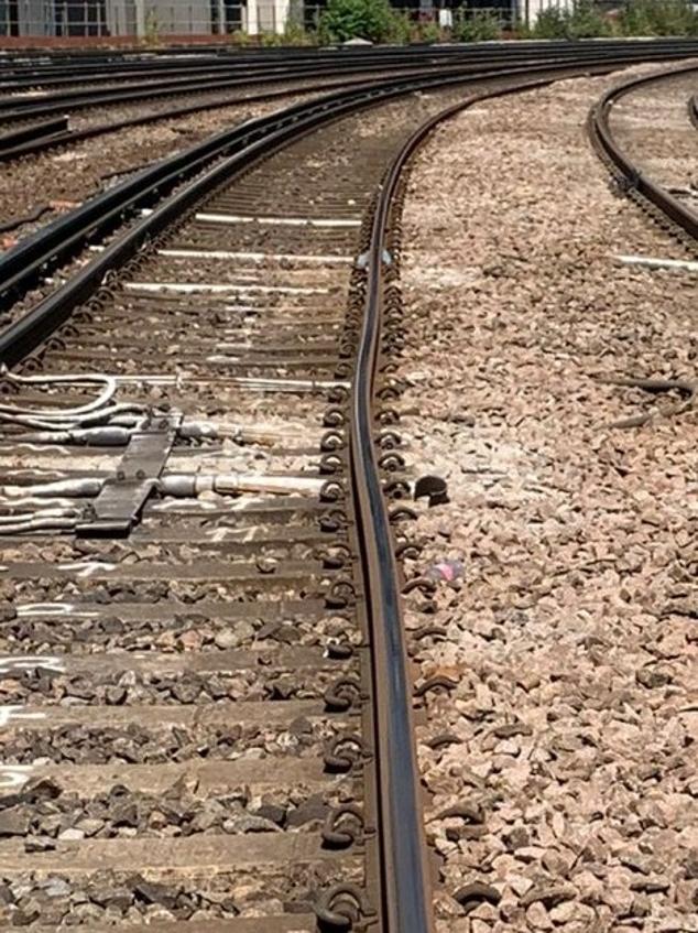 "Una de las formas en las que el calor puede afectar nuestro ferrocarril. Hoy temprano se detectó una torcedura en las vías cerca de #Vauxhall", decía un tuit de Network Rail Wessex.