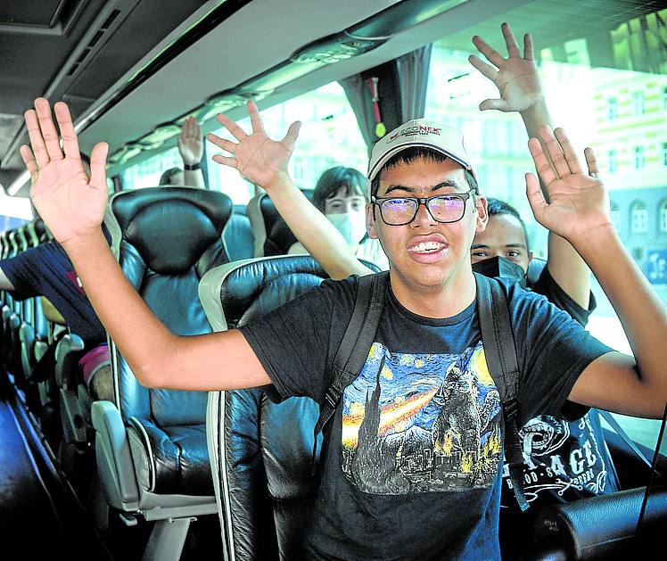 Unai, a bordo del autobús, a punto de salir desde el patio de Jesuitas. 