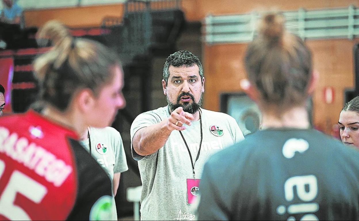 Joseba Rodríguez da instrucciones a sus jugadoras durante un partido de la pasada campaña. 