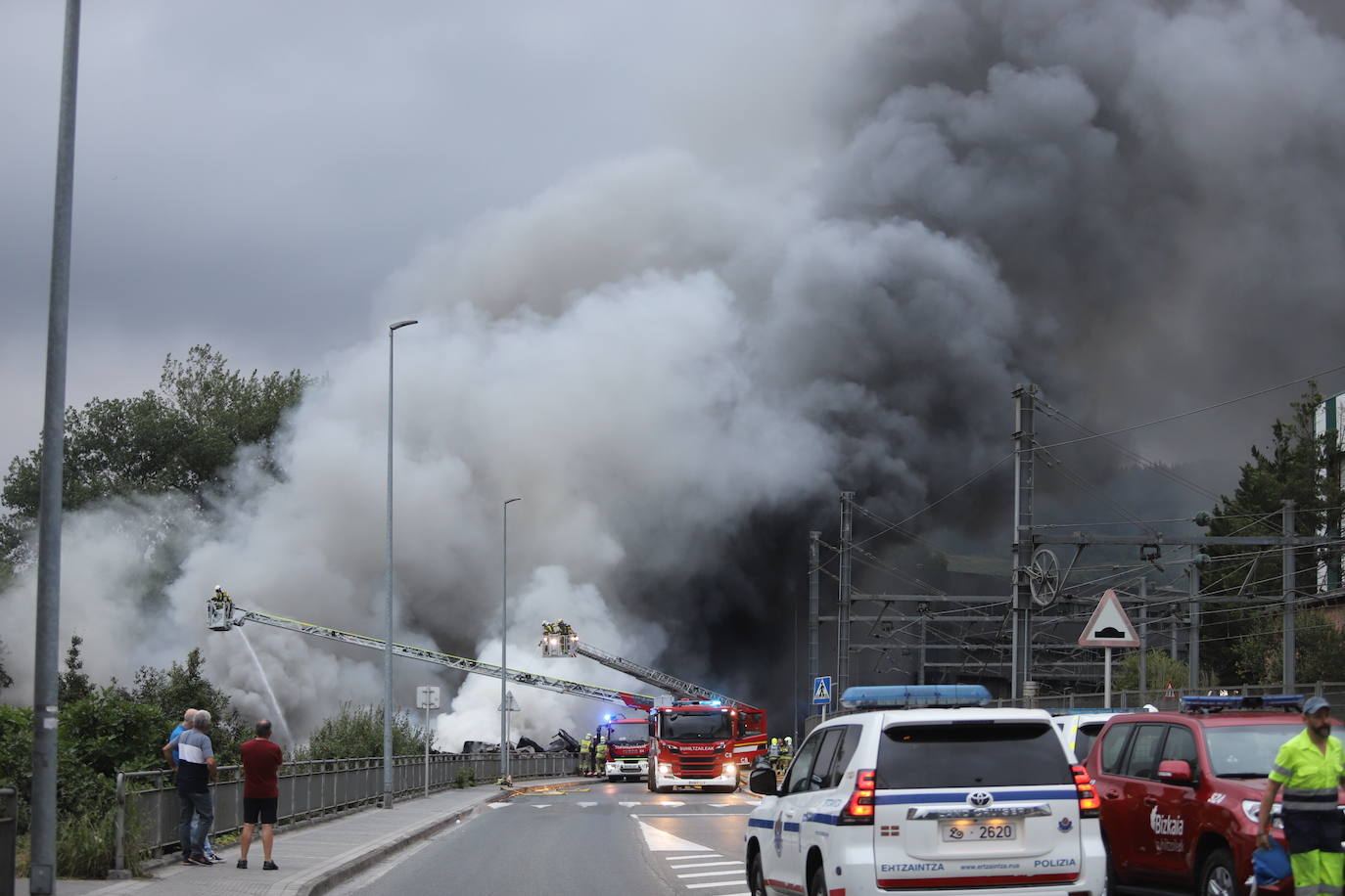 Fotos: Diez desalojados tras un incendio en Lemoa