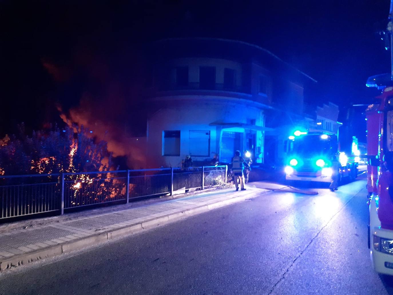 Fotos: Diez desalojados tras un incendio en Lemoa