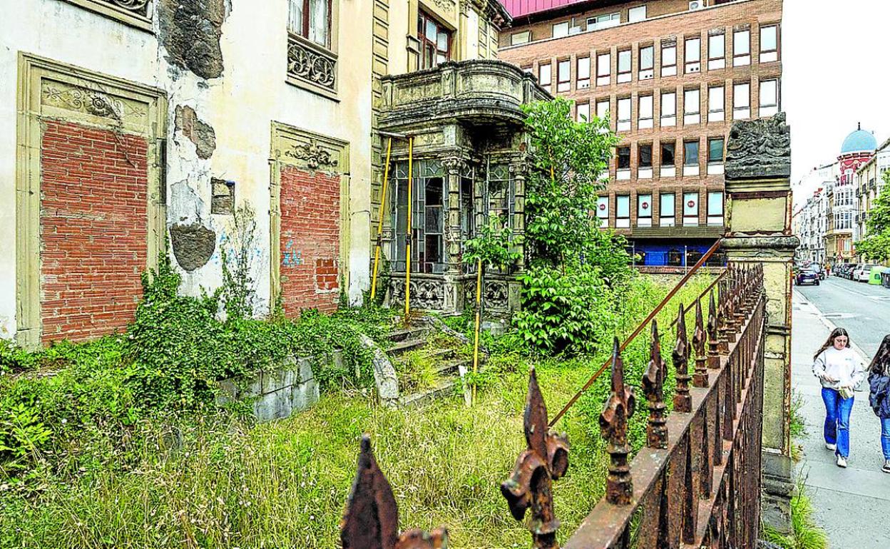 Imagen del abandono que presenta la casa de los Alfaro en Manuel Iradier.