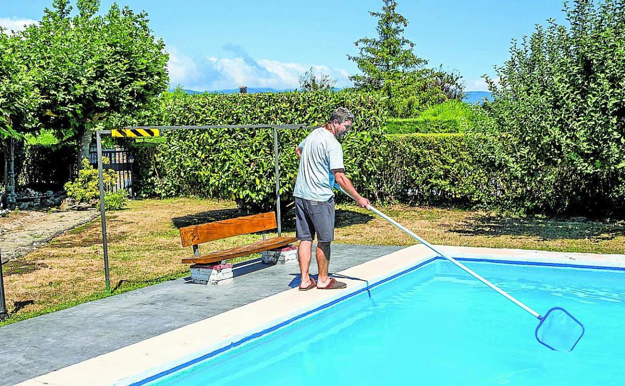 No se permitirá el llenado y reposición de agua de piscinas privadas.
